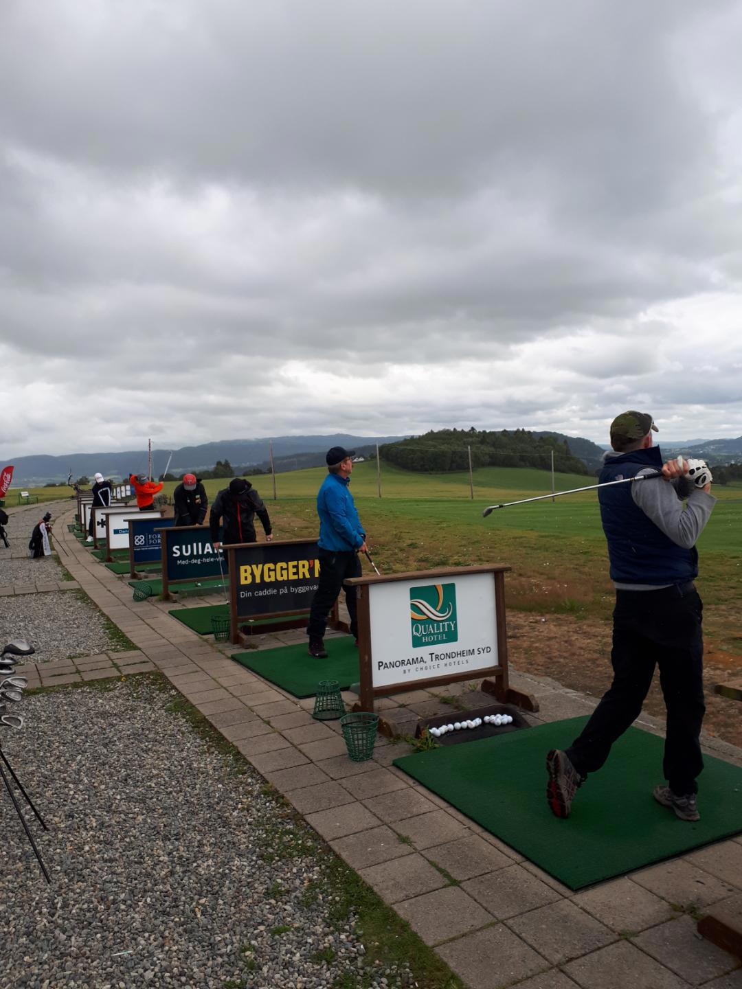Bli med å prøv golfslag på rangen og på puttingen